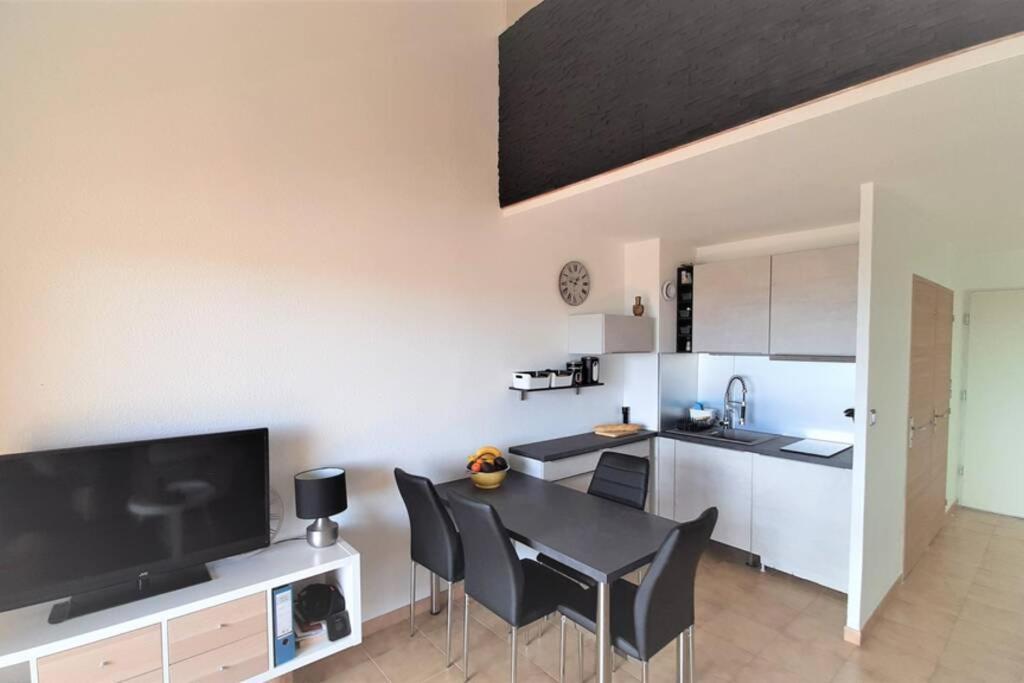 Charmant appartement vue mer à 100m de la plage. Saint Aygulf Esterno foto